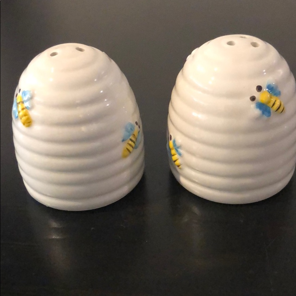 Honeybee salt and pepper shakers set